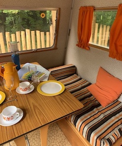 Interieur van een caravan uit de zeventiger jaren